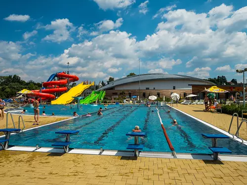 30 tipů na koupaliště, kde si užijete jízdu na tobogánu a skluzavkách
