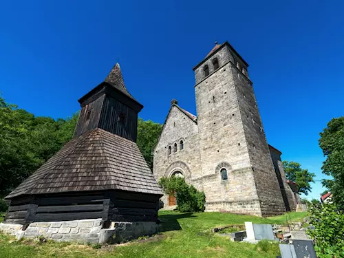 Kostel Nanebevzetí Panny Marie s dřevěnou zvonicí v obci Vyskeř