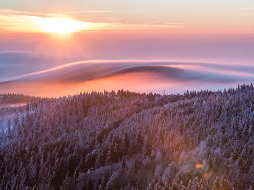 Na hřebeny českých hor aktuálně jen pěšky, lanovky podstupují mimosezonní údržbu