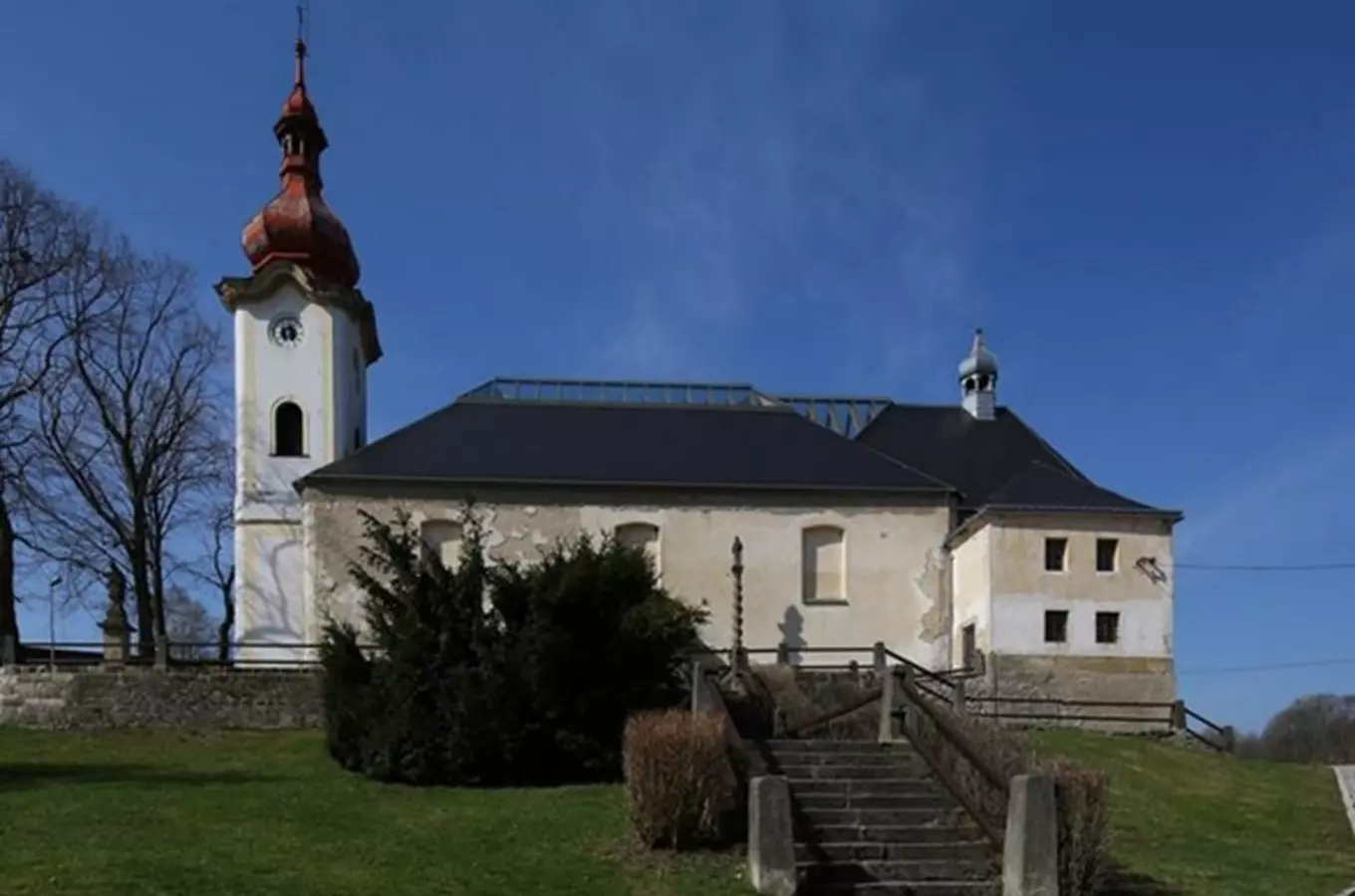 Kostel sv. Mikuláše v Petrovicích s prosklenou střechou
