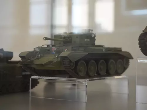Muzeum vystavuje modely vojenské techniky