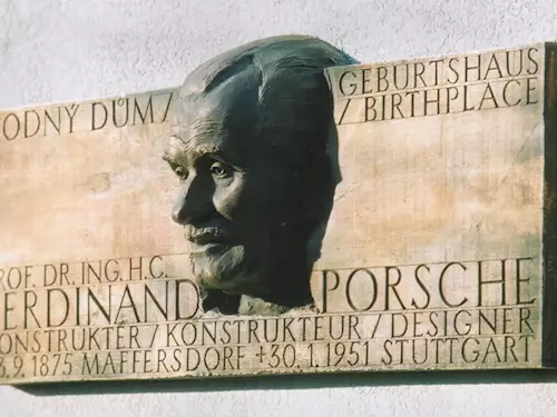 Ve Vratislavicích u Liberce byl zrušen památník Ferdinanda Porscheho