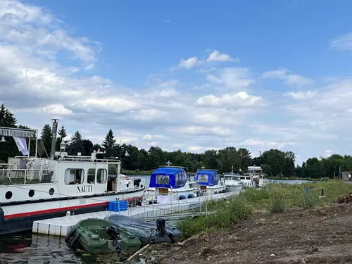 Ráj u vody – půjčovna obytných lodí na Labi v Čelákovicích
