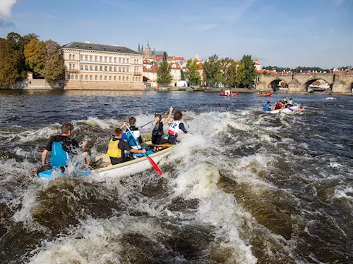 Závod Přes tři pražské jezy nabídne atraktivní podívanou u Vyšehradu, Národního divadla i Karlova mostu