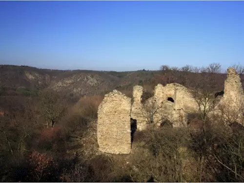 Pohled na hrad ze štítové steny
