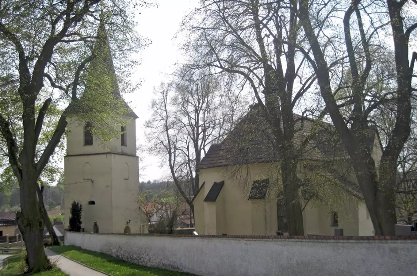 Kostel sv. Petra a Pavla v Jinošově