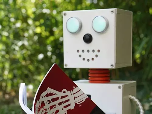 Hra Čertova mřížka s robotem Čendou na Troskách