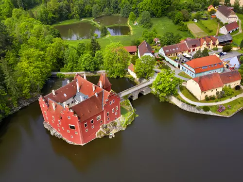 Za poznávání i zábavou se v létě vypravte na zámek Červená Lhota 