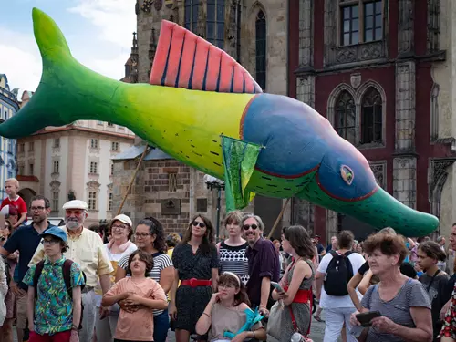 Festival pouličního divadla Za dveřmi míří do Prahy