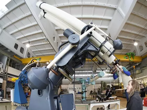Renovovaný hlavní dalekohled se vrací na Štefánikovu hvězdárnu
