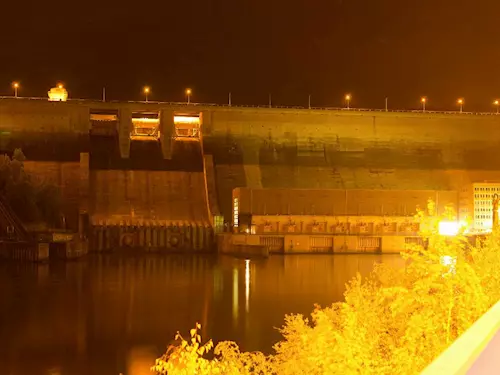 Nocní pohled na vodní dílo Orlík
