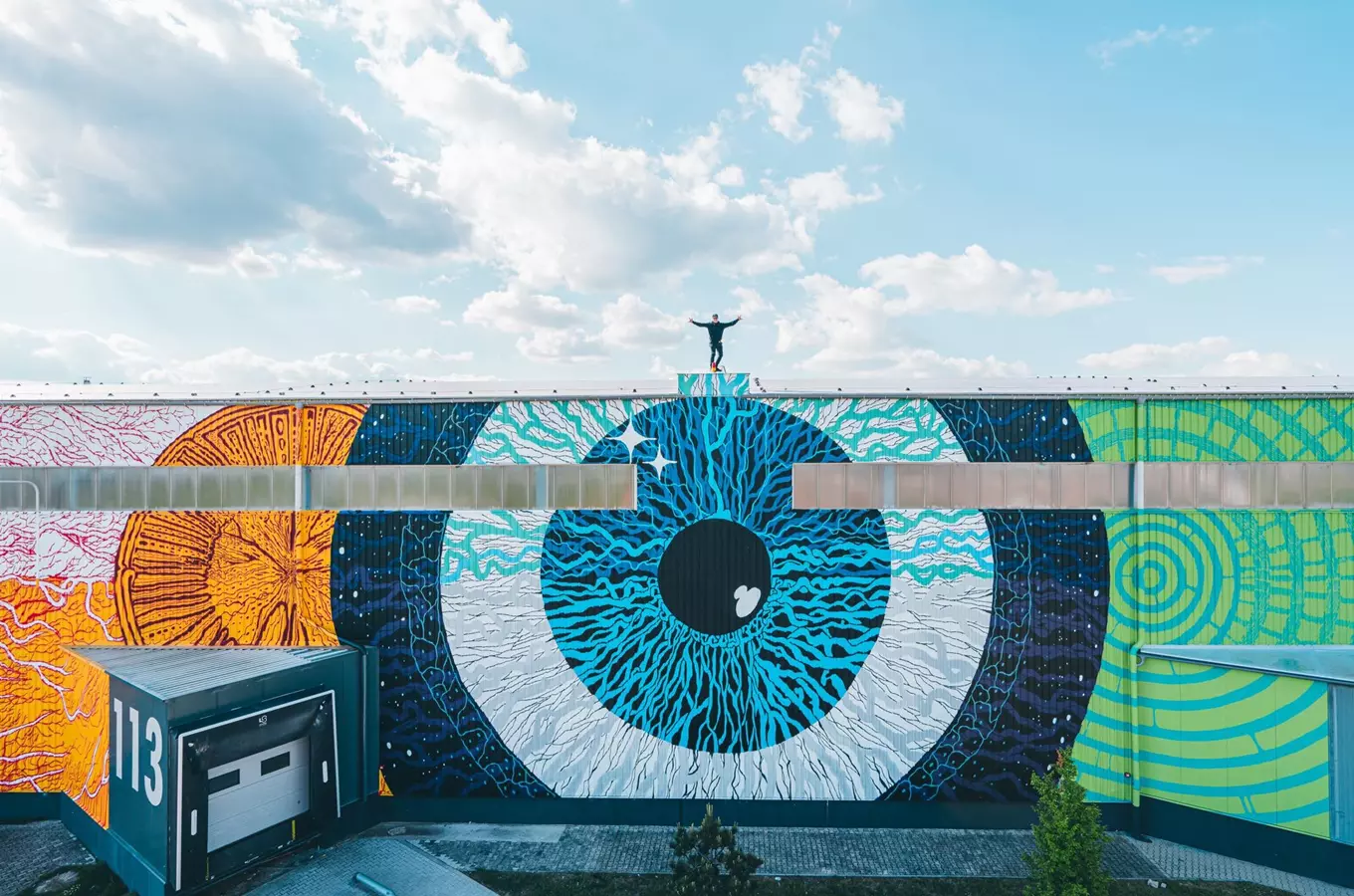 Murál Kosmos na letišti - jeden z největších murálů na světě