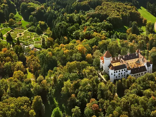 Hradozámecká noc 2024 láká k návštěvě hradů a zámků – velký přehled tipů z celého Česka