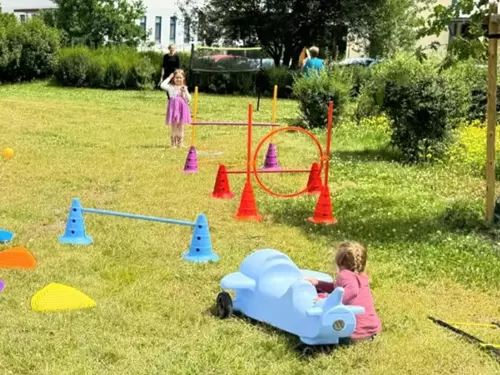 Den plný her s knihovnou