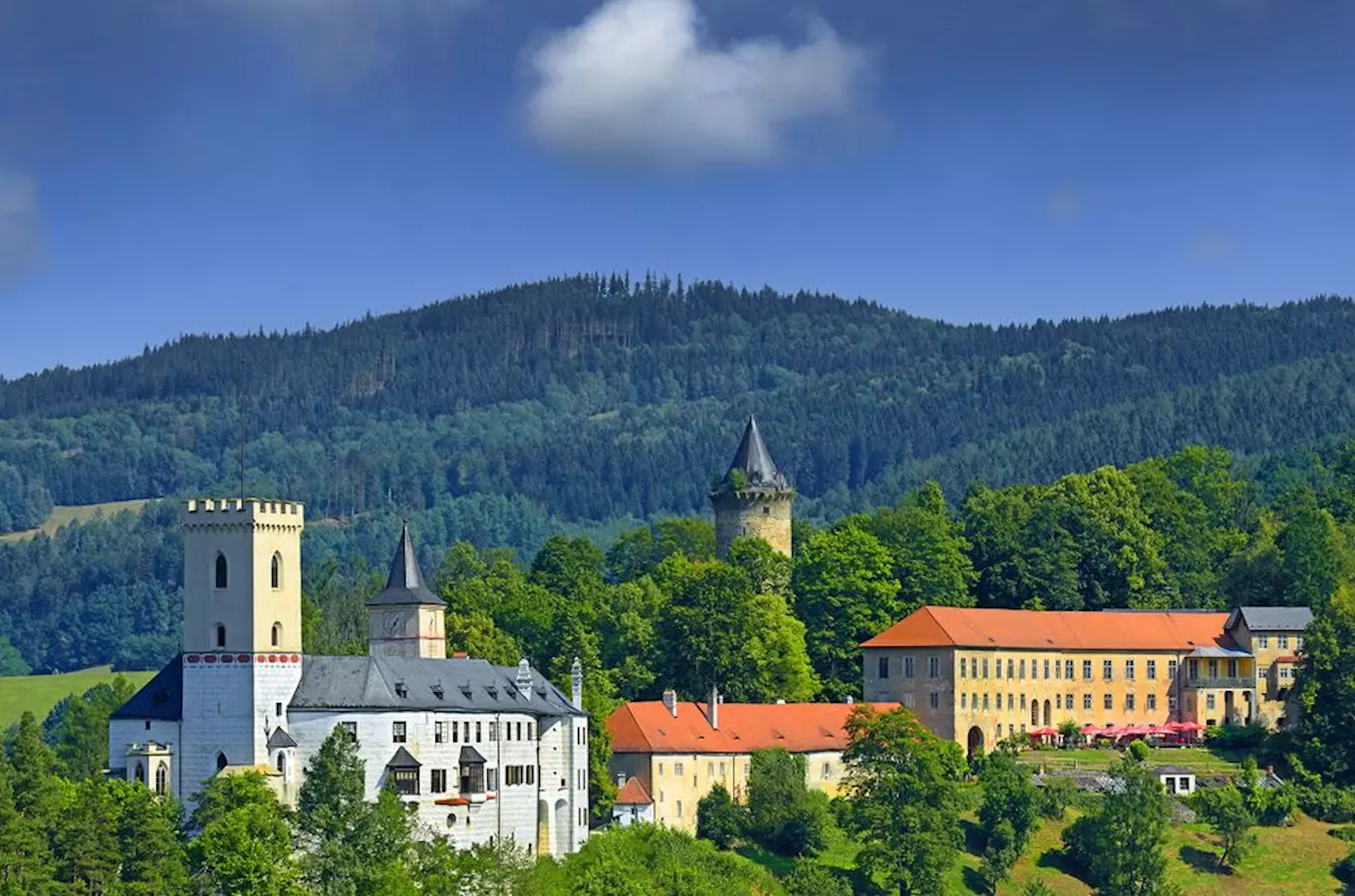 Vydejte se na hrad Rožmberk poznat hyalitové sklo rodu Buquoyů