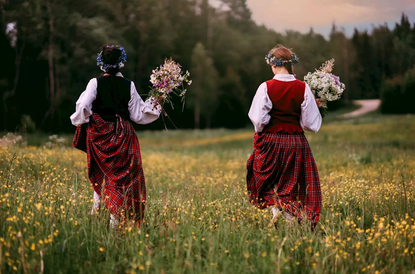 Kouzelná svatojánská noc: letní rituály, tradice a milostná magie