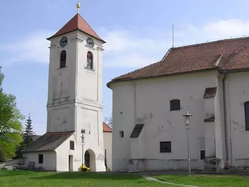 Kostel sv. Jiří v Kobylí s unikátní zvonicí