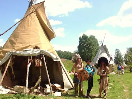 Poznejte svět prérijních indiánů – komentované programy v indiánské vesničce Rosehill