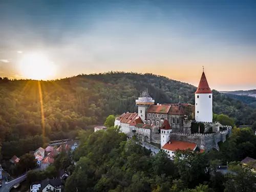 Tipy na hrady a zámky středních Čech, kam můžete na návštěvu po celý rok