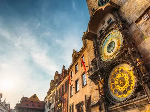 Zrestaurovaný orloj se pomalu vrací na Staroměstskou radnici