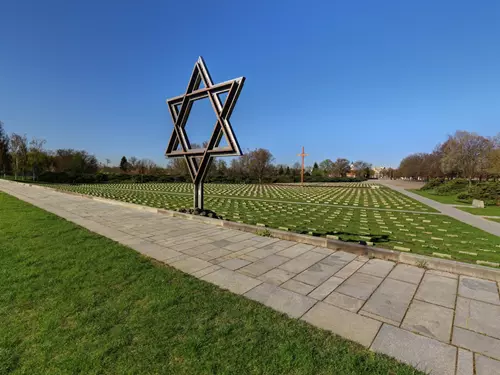 Terezín za druhé světové války – židovské ghetto, přezdívané čekárna na Osvětim