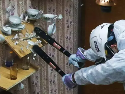 Vybírat můžete z několika ničivých nástrojů: k mání je kladivo, páčidlo nebo pánev.	