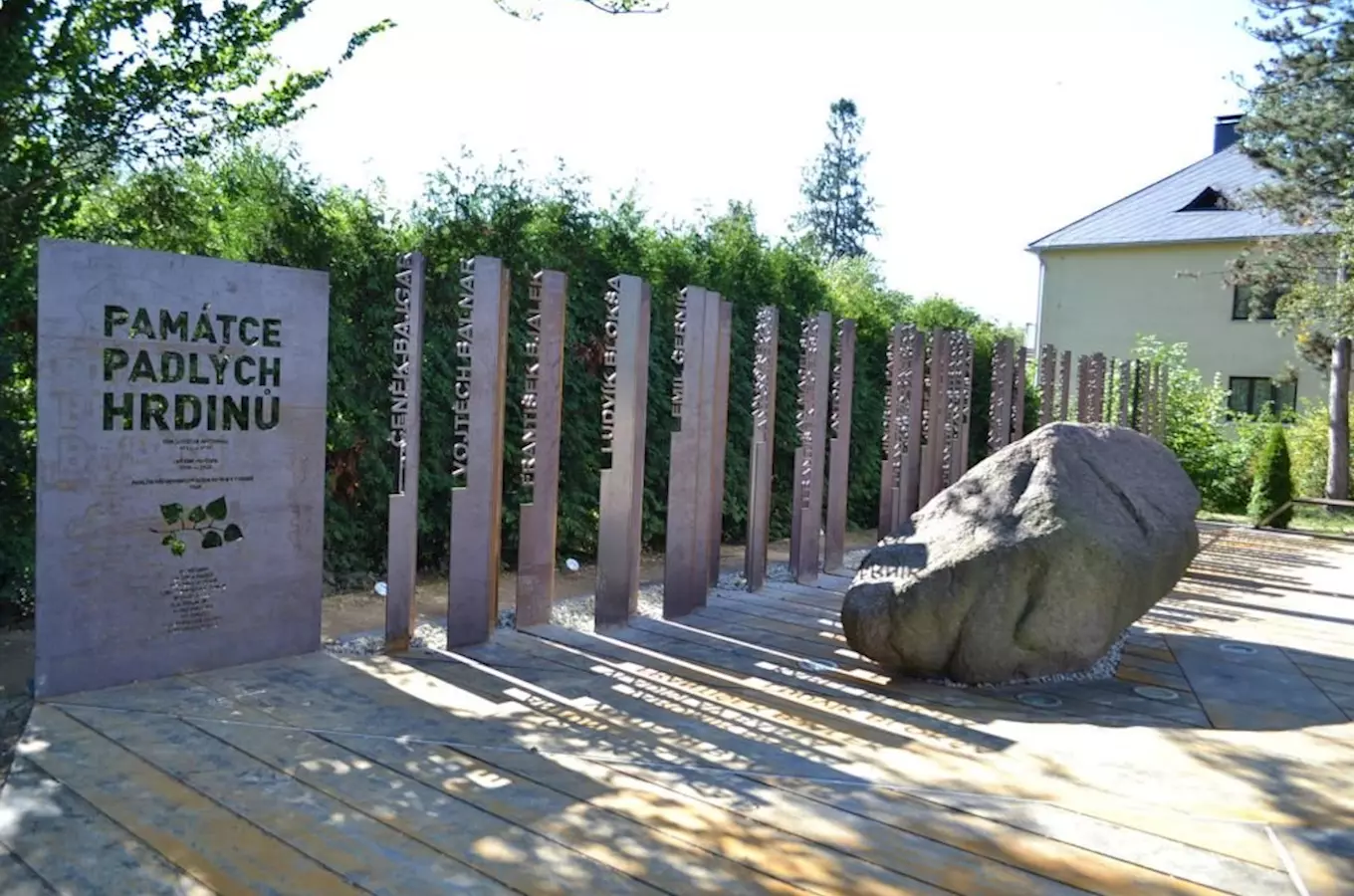 Památník obětem válek u bludného balvanu v Ostravě