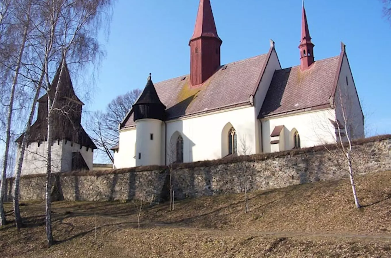Polodřevěná zvonice a kostnice v obci Korouhev
