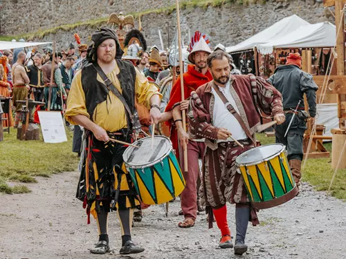 Festival vojenské historie: Na Helfštýn míří středověcí šermíři, vojáci třicetileté války i Prvního císařství