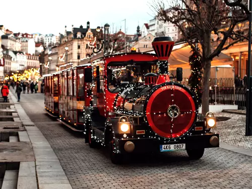 Vánoční autobus a autovláček v Karlových Varech 2024