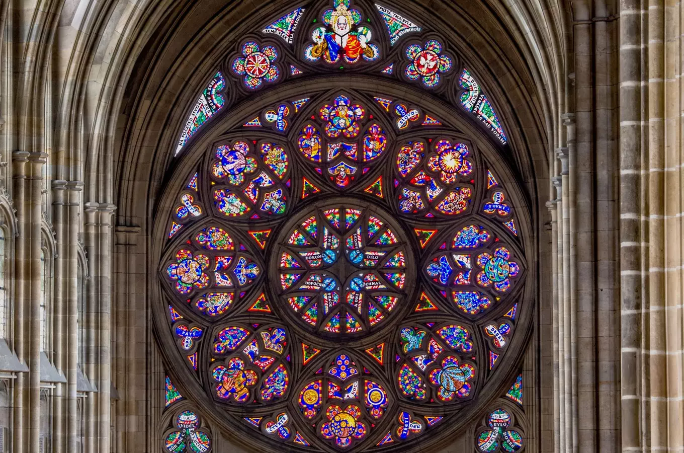 Okna Svatovítské katedrály v Císařské konírně – výstava ve velkolepém formátovém provedení