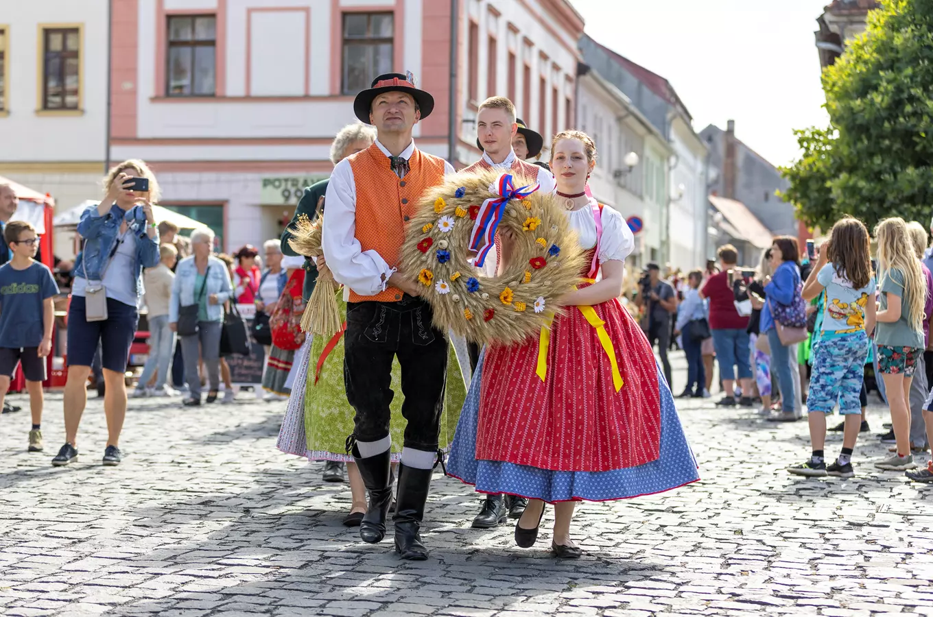 Dožínkový průvod vchází na náměstí ve Frýdlantu