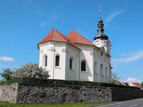 Barokní kostel sv. Jiří v Černošíně