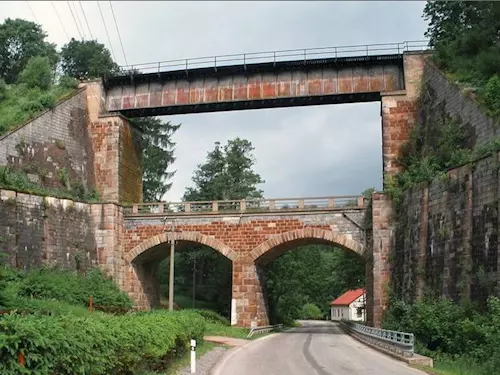 Dvoupatrový železniční most v Bernarticích u Trutnova