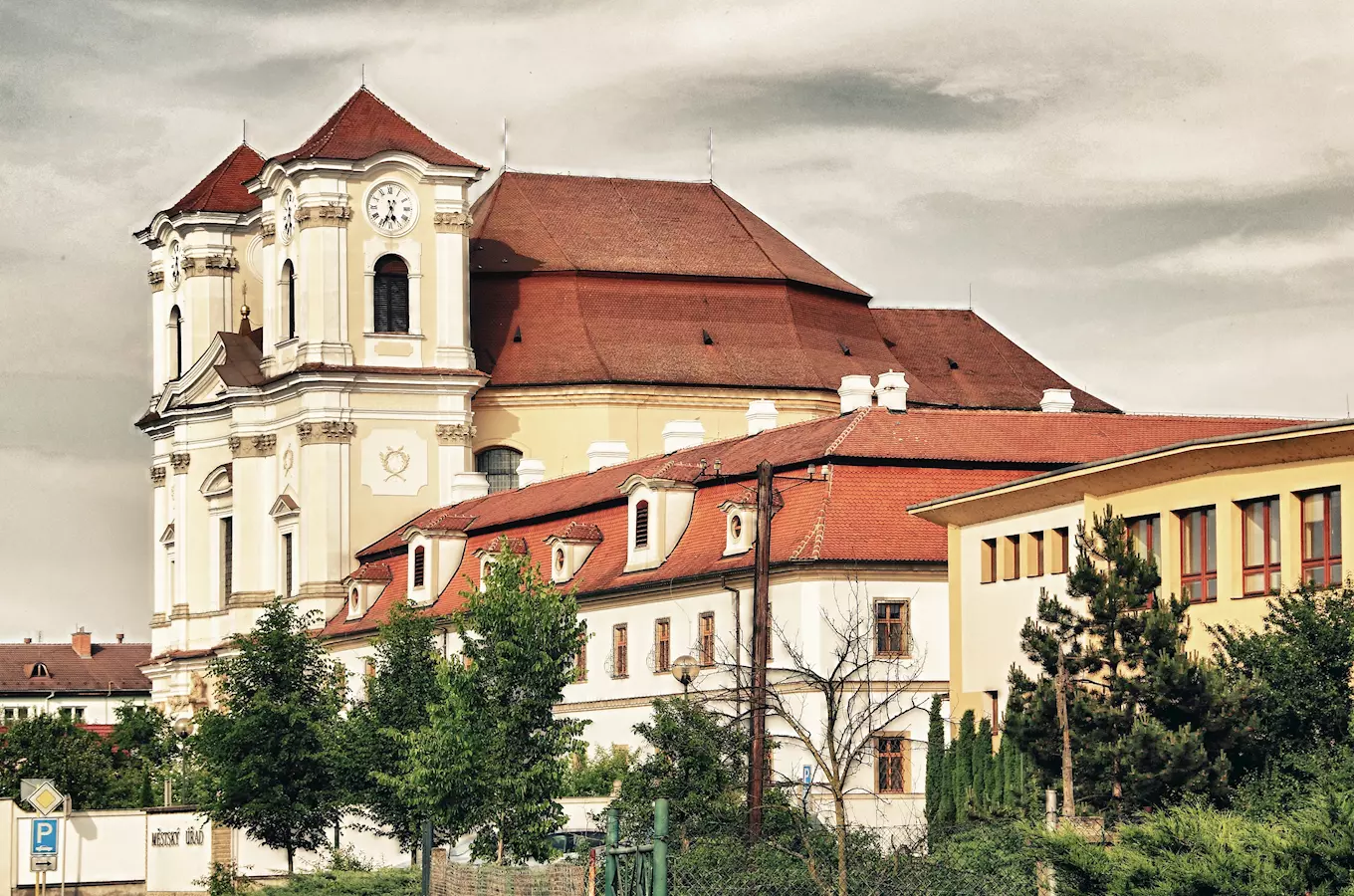 Kostel sv. Andělů strážných a klášter servitů ve Veselí nad Moravou