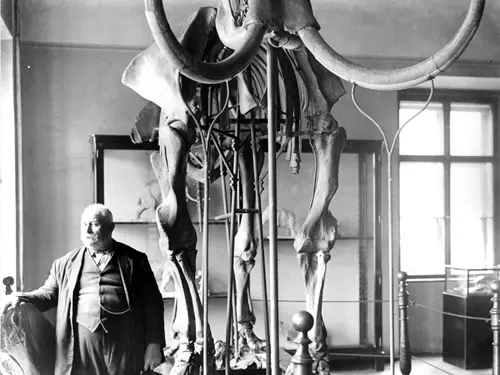 Jan (Eskymo) Welzl před kostrou mamuta
