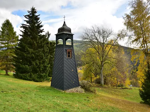 Osada Volský důl a zvonička na Labské – neobvyklý výhled na Krkonoše