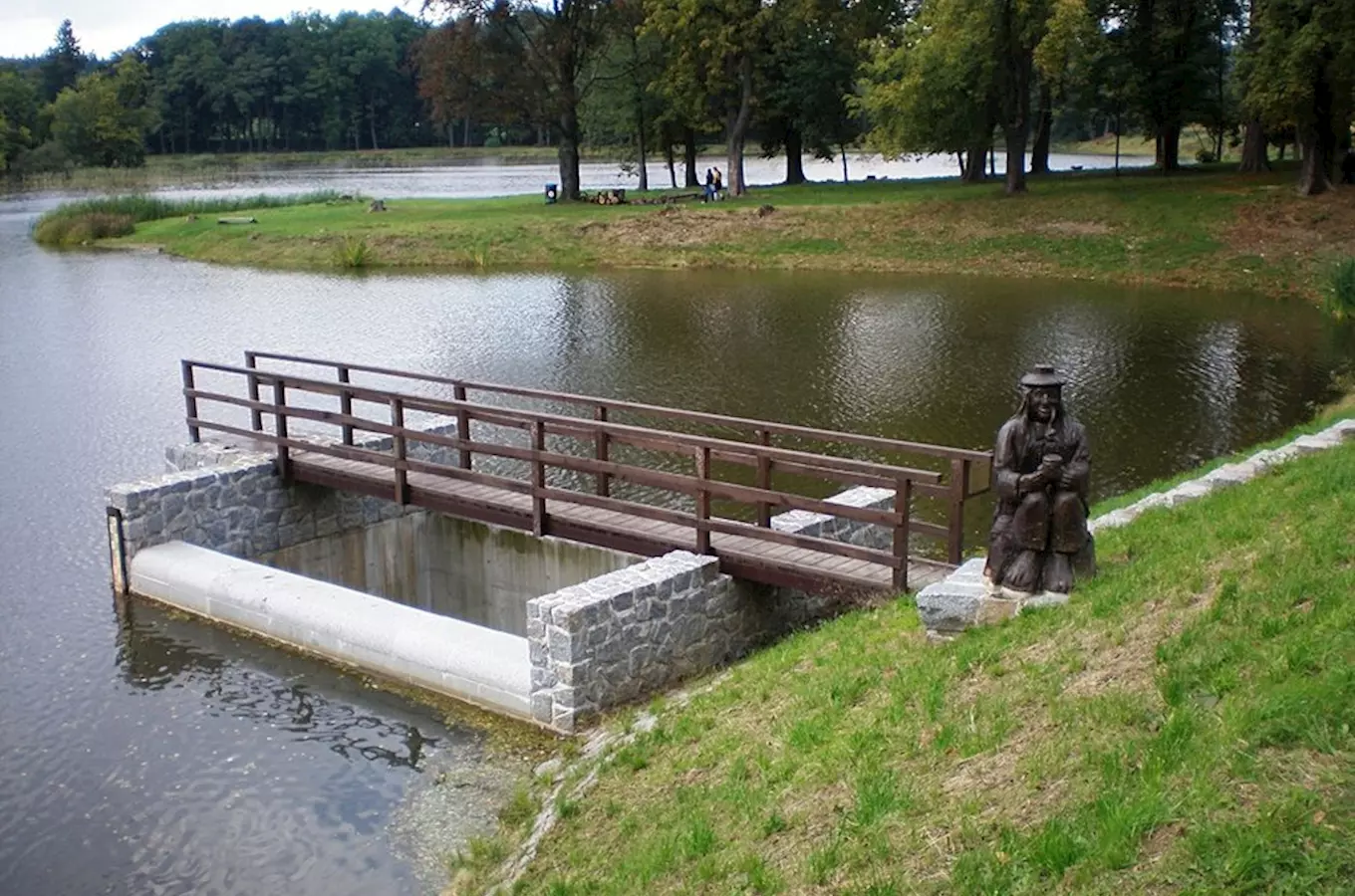 Naučná stezka Kolem zámeckého rybníka v Lipové