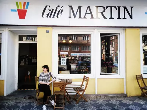 Café Martin v Karlíně – začtěte se u kávy
