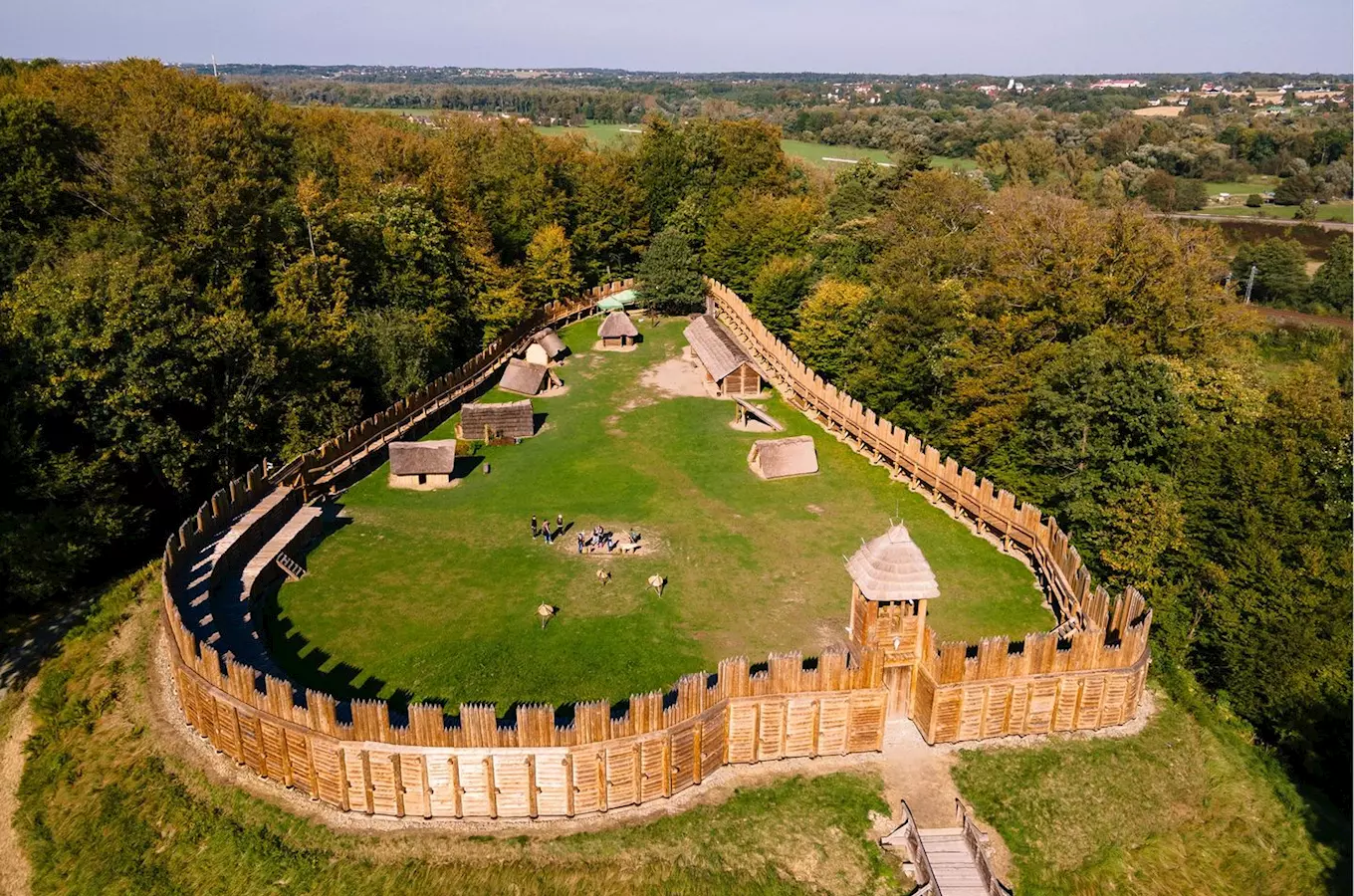 Jeskyně, oppida, hradiště a archeoparky: 10 míst, kde se podíváte do pravěku