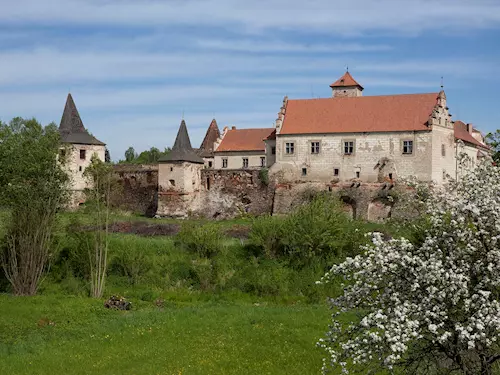 Pohled na zámek Cervená Recice od jihu