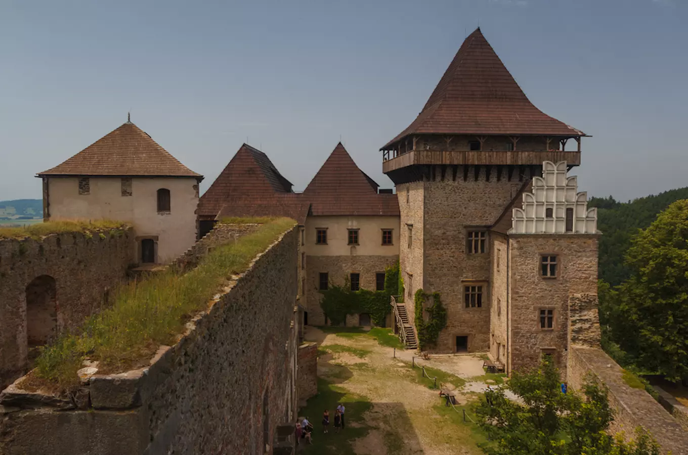 Na hradě Lipnice objevili „vlčí jámu“, nečekaný důkaz padacího mostu