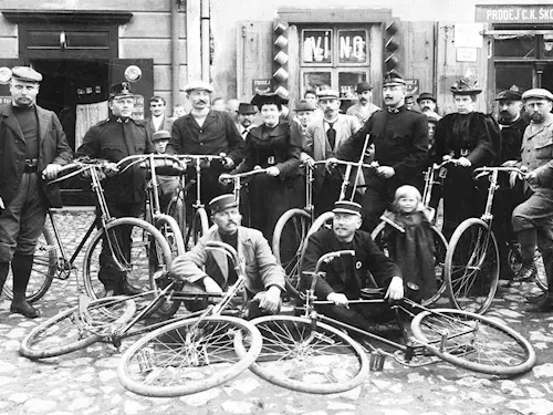 historická fotografie cyklistu