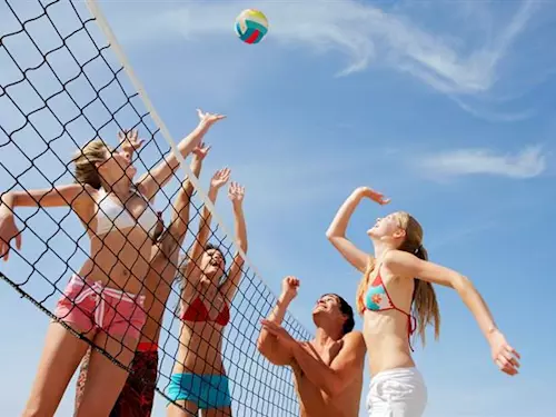 Léto, láska, Ládví a beachvolejbal: sportovní komedie Přes prsty láká na hřiště