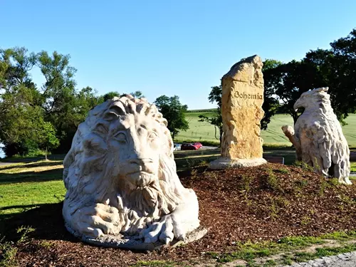 Sousoší Hraniční kámen u přehrady Pilská – český lev a moravská orlice