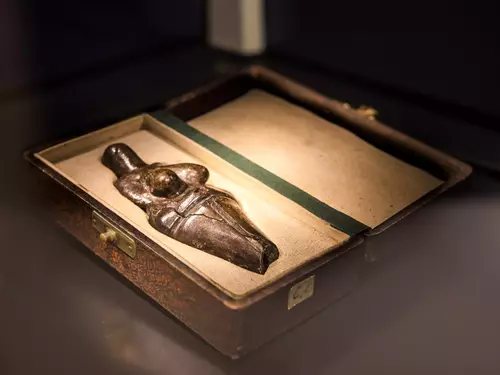 Nejstarší šperky a ozdoby těla v Národním muzeu