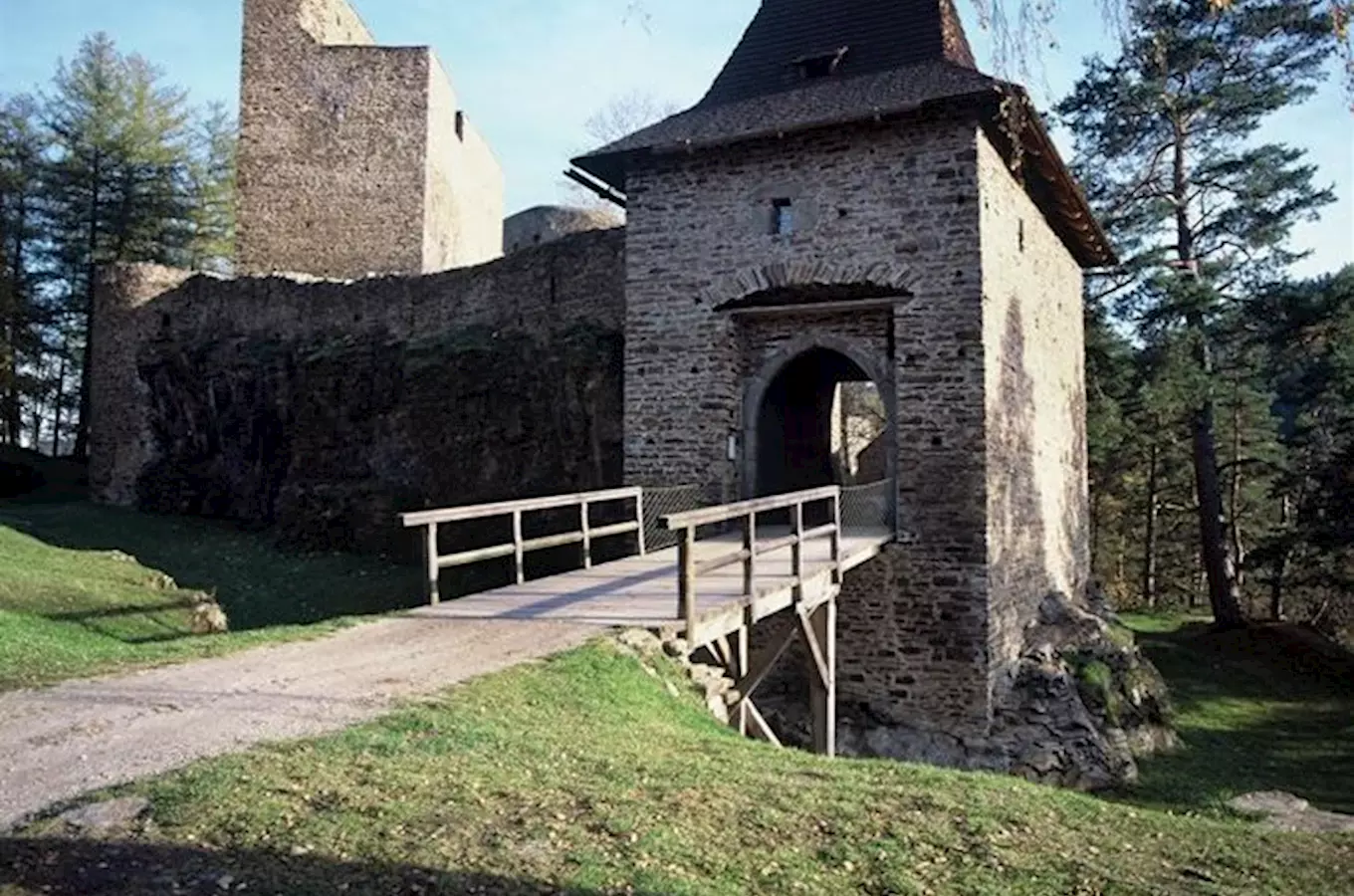 Štíty stříbrného lva ve Velharticích - doba Lucemburků na českém trůně