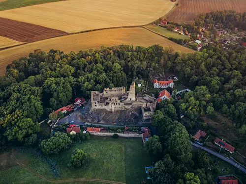 Zřícenina hradu Okoř – oblíbený výletní cíl nedaleko Prahy
