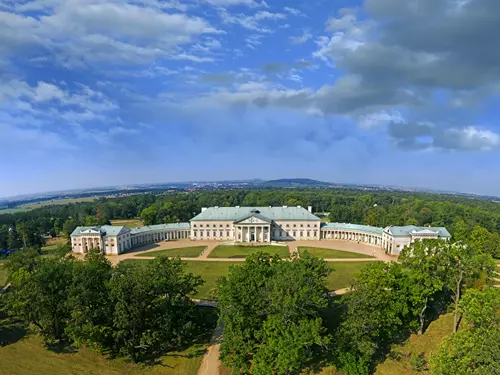Kačinou vás v létě bude provázet duch Rudy i sám hrabě Chotek, čeká vás i hodování v parku