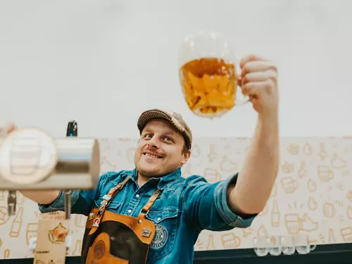 Škola čepování Pilsner Urquell: naučte se správně točit Plzeň